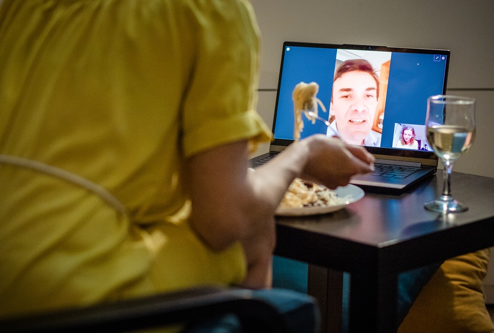 long-distance couple havin a virtual dinner