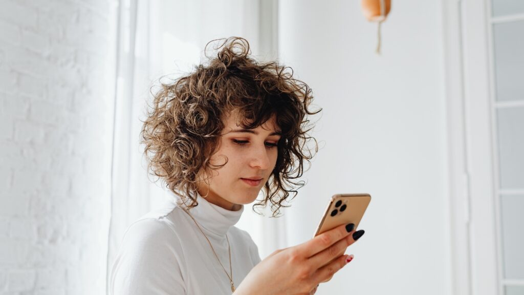 lady comparing her long-distance parttner's previous way of response to text messages to his present way of responding