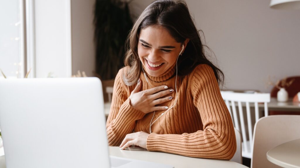 lady smiling as she expects more from her conversation with her long distance boyfriend