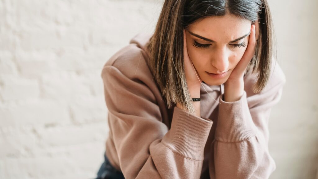 lady worried and sad after the boyfriend delayed response to her message, unintentionally