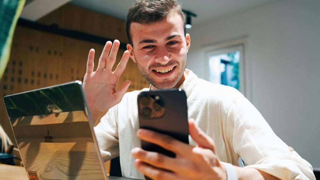 Why Happy Long-Distance Couples Don't Talk All Day
