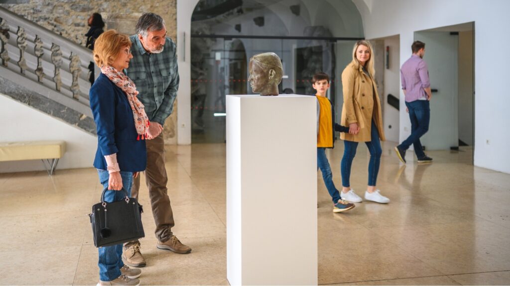 couple talking about their museum experience 