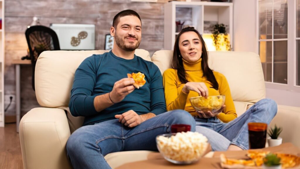 couple taking snacks while watching netflix

