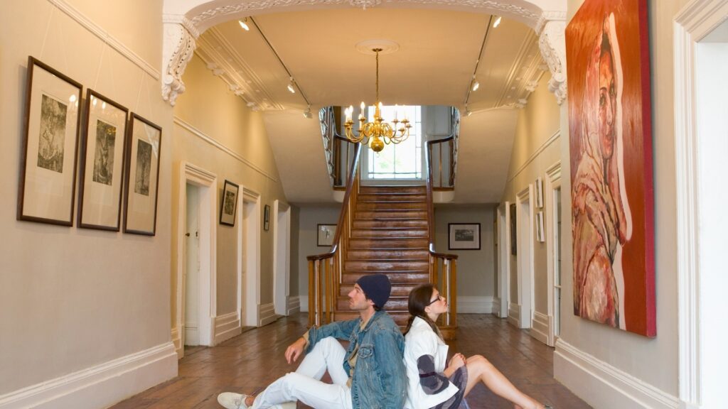 couple in a museum sitting together
