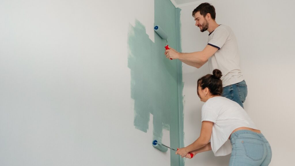 couple trying to paint what they saw somewhere during their paint date