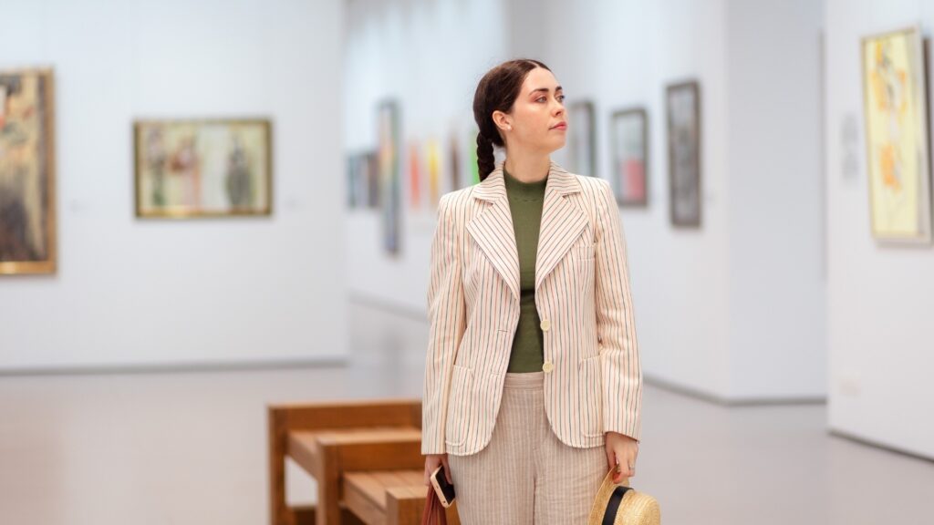 lady properly dressed for a date inside a museum 