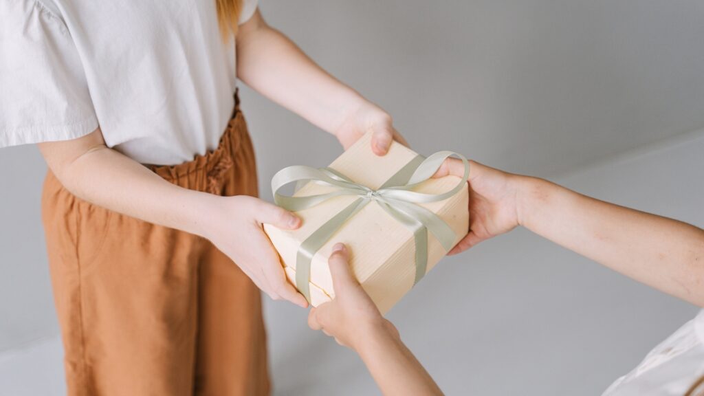 Things Your Long-Distance Partner Secretly Wishes You'd Send
