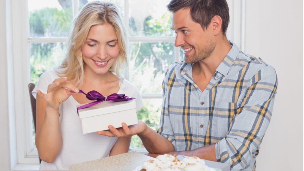 Discover 33 budget gifts that feel luxurious, thoughtful, and expensive without the high price tag. Perfect for making someone feel truly special.