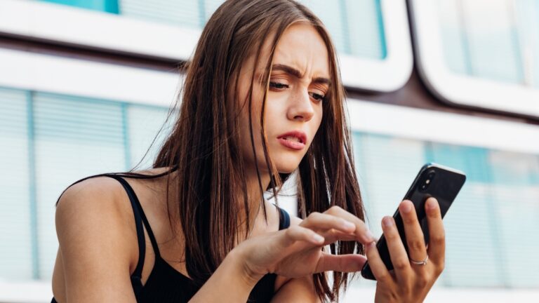 Why You Keep Checking Their Last Seen in long distance relationships